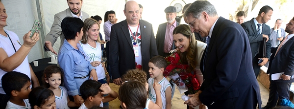 Fernando Pimentel anuncia nova fase do projeto Voe Minas, entrega ambulâncias e libera R$ 11,8 milhões para perfuração de poços no Território Norte