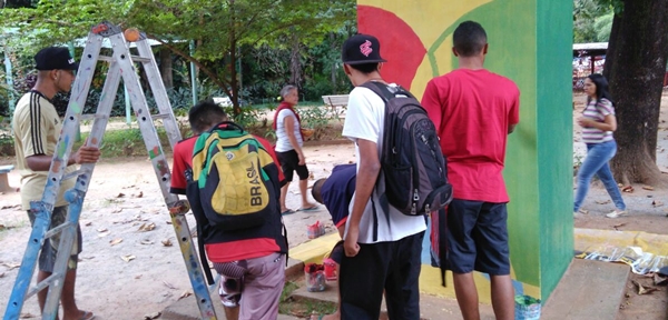 Egressos do socioeducativo grafitam muros do Parque Municipal, em BH