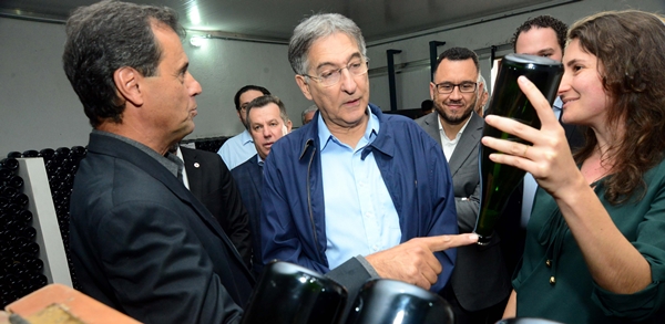 Fernando Pimentel visita vinícola mineira que desenvolveu técnica premiada internacionalmente