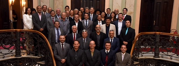 Fernando Pimentel recebe diretoria da Associação Mineira de Municípios Fernando Pimentel recebe diretoria da Associação Mineira de Municípios