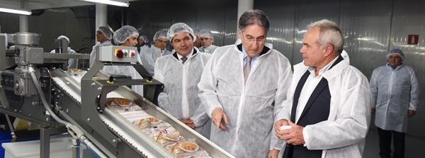 Fernando Pimentel visita fábrica de batatas em Perdizes