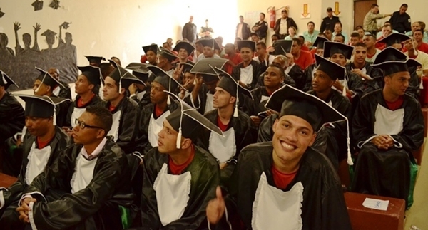 Detentos do Complexo Penitenciário Nelson Hungria recebem diploma do ensino médio