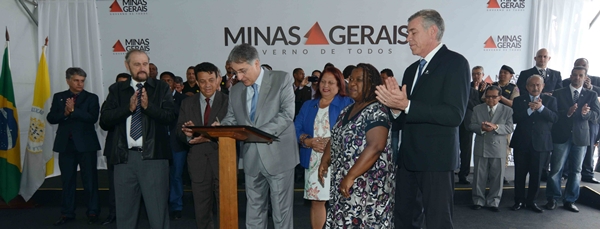 Fernando Pimentel assina despacho governamental para início das obras na Escola Estadual Paula Rocha