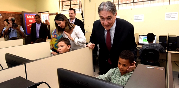 Governador visita laboratório de informática da escola São Pedro e São Paulo, em Belo Horizonte