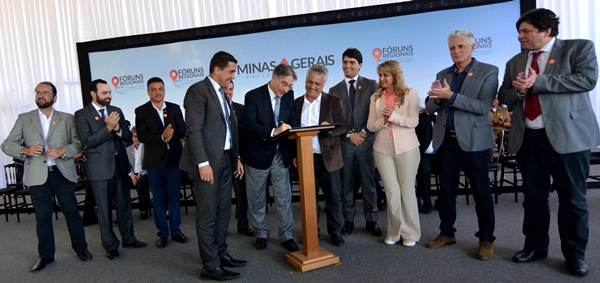 Fernando Pimentel anuncia retomada das obras da MG-050 e novos investimentos na Uemg durante Fórum Regional em Passos