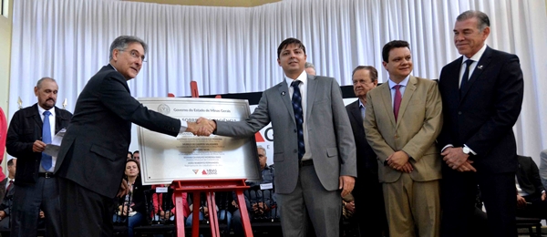 Fernando Pimentel entrega obras de infraestrutura e anuncia construção de 153 unidades habitacionais em Camanducaia