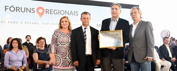Fernando Pimentel apresenta resultados e recebe Título de Cidadão Honorário durante Fórum Regional em Frutal