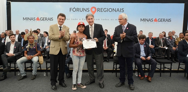 Fernando Pimentel entrega 131 veículos para a saúde e anuncia obras na BR-491 durante o Fórum Regional de Governo no Território Sul