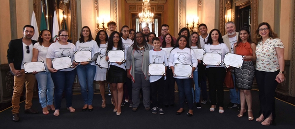 Pimentel entrega a alunos da rede estadual prêmio em homenagem a Carlos Drummond de Andrade