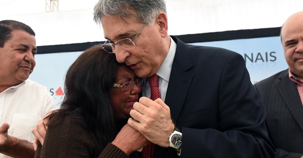 Pimentel visita familiares e vítimas da tragédia de Janaúba