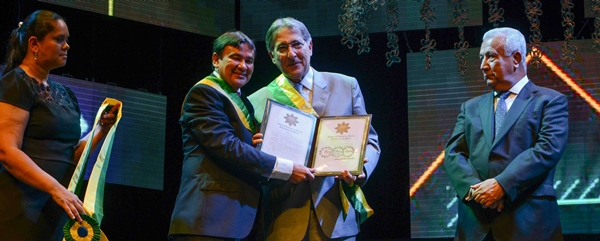 Pimentel é homenageado com a Medalha do Mérito Renascença, no Piauí