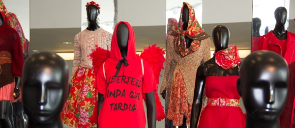 Roupas e estampas feitas por detentas mineiras se destacam em evento nacional de moda