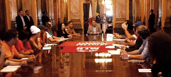 Fernando Pimentel recebe movimentos sociais de ocupações urbanas