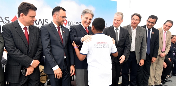 Governador anuncia voos regionais em Caratinga