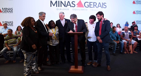 No dia da Consciência Negra, Fernando Pimentel regulamenta Política de Povos e Comunidades Tradicionais