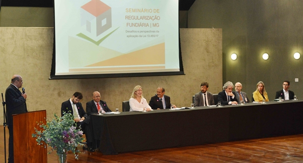 Governo de Minas Gerais reúne prefeitos para debater nova lei de regularização fundiária