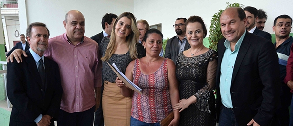   Governo de Minas Gerais entrega escrituras a mutuários da Cohab Minas em Santa Luzia