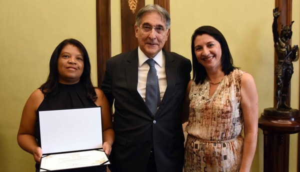 Governador recebe vencedora do Concurso Melhores Receitas da Alimentação Escolar