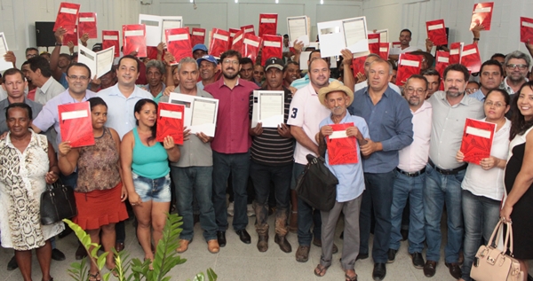 Governo de Minas Gerais chega à marca de 2 mil títulos de terras rurais entregues desde 2015