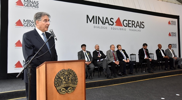 Governador Fernando Pimentel entrega 50 veículos para prefeituras mineiras