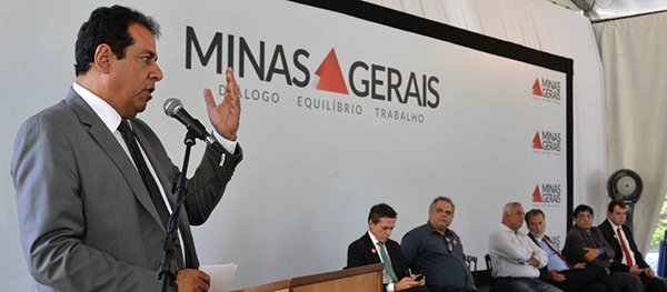  Governo de Minas Gerais entrega tratores e veículos para municípios do Norte e Nordeste do Estado