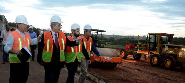 Pimentel assina despacho governamental para destinar máquinas a pequenos cafeicultores