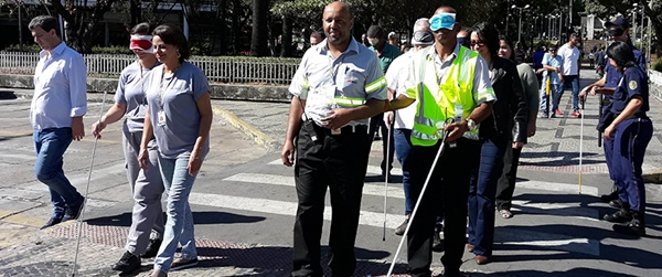 Funcionários da Rodoviária de BH recebem capacitação de orientação e mobilidade para pessoas com deficiência visual