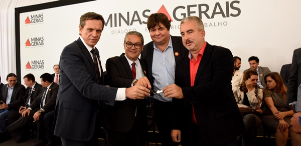 Governo de Minas Gerais entrega 247 veículos a 202 municípios de diversas regiões