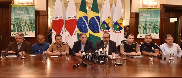 Pimentel anuncia novas medidas para combater ataques a ônibus no Estado