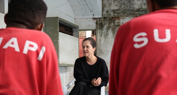 Rodas de Leitura leva a escritora Carla Madeira a unidade prisional de Caeté