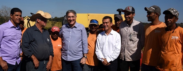 Fernando Pimentel visita obra em estrada entre Perdigão e Nova Serrana