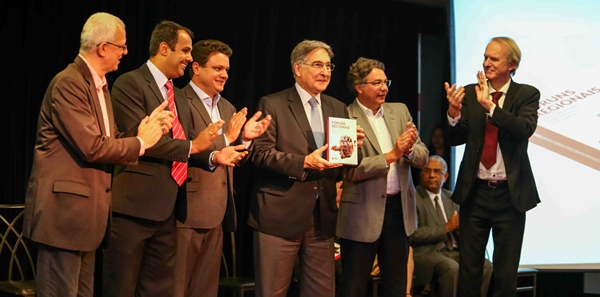 Governador Fernando Pimentel participa do lançamento de livro sobre a inédita política de participação popular no Estado