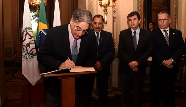 Fernando Pimentel assina recondução de Antônio Sérgio Tonet ao cargo de procurador geral de Justiça do MPMG