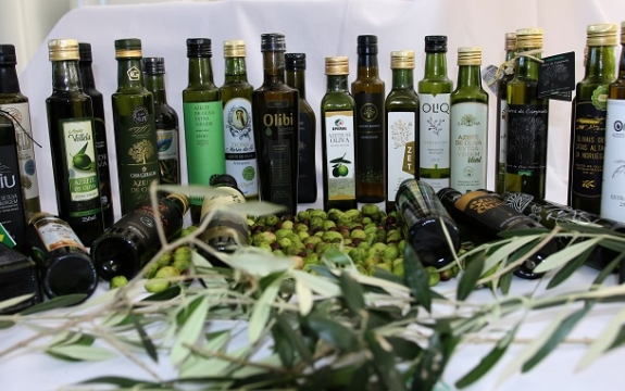 O Brasil consome cerca de 100 milhões de litros de azeite por ano, mas produz menos de 1%