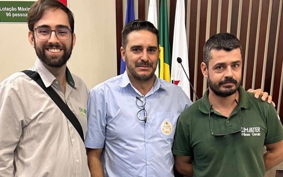 Produtor rural ao centro com dois têcnicos da Emater-MG