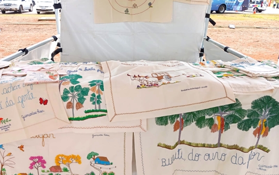 Bordados feitos pelas mulheres de Andrequicé retratam o Sertão