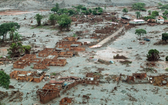 Imagem da cidade após rompimento da barragem