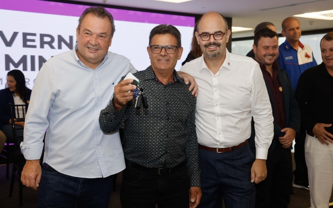 A entrega do maquinário visa fortalecer a capacidade operacional das prefeituras e acelerar as obras de melhoria da infraestrutura rural