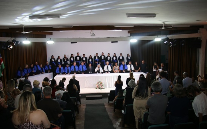 A primeira turma a colar grau, no curso superior, é formada por 13 alunos