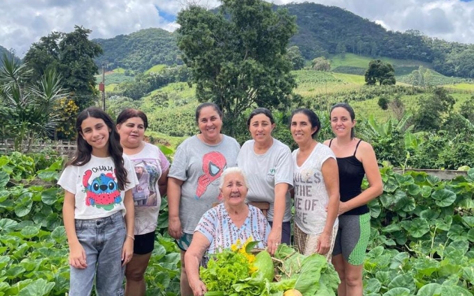 Nesta família de produtoras rurais, em Divino, as mãos femininas fazem a terra brotar