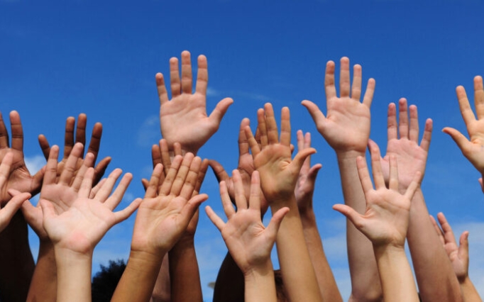 Várias mãos erguidas