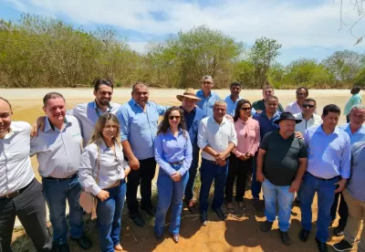 Equipe reunida em frente à obra do canal CP3 do Jaíba entregue pelo Governo de Minas