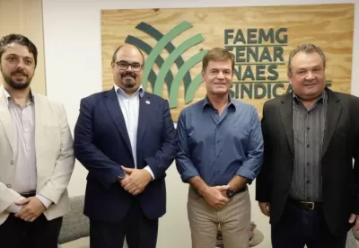 presidente da emater minas, otavio maia, vice-governador professor mateus, presidente da faemg, antônio de salvo e secretário de agricultura, thales fernandes, de pé posando para uma foto