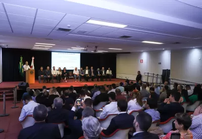 Imagem do evento de lançamento do Programa de Capacitações Temáticas em Apicultura, Agricultura Irrigada, Fruticultura e Queijo Artesanal. Autoridades estão no palco.