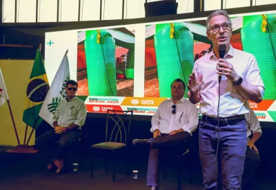 governador romeu zema discursando durante maratona faemg jovem com secretário thales fernandes e antonio de salvo sentados ao fundo