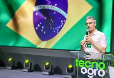 governador Romeu Zema em cima do púlpito palestrando durante a tecnoagro