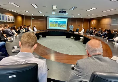 Foto de consultor apresentando as experiências de sistemas agrovoltaicos em outros países para representantes da Seapa, Epamig, Cemig, Fapemig e parceiros