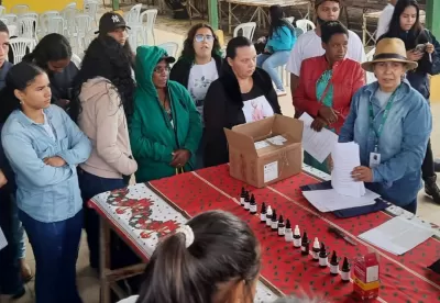 pessoas em pé ao redor de uma mesa com medicamentos