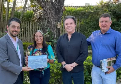 quatro pessoas na foto em pé pousando para a câmera