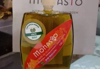 Foto mostra a embalagem do azeite com o selo do programa Certifica Minas